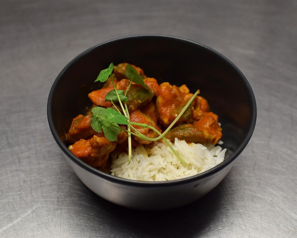 Frango com quiabo — chicken with okra